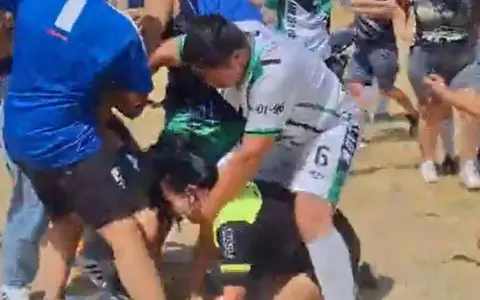Agresión a árbitra en Bahía Blanca: La arrastraron y patearon en el piso.