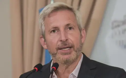 Rogelio  Frigerio denunció que hallaron micrófonos y cámaras ocultas en su despacho