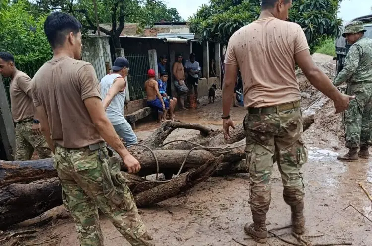 El Ejército Argentino informó que, ante la emergencia declarada en Aguaray por la gran cantidad de agua caída en fuertes tormentas