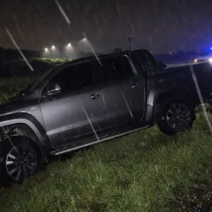 Milagro en Circunvalación Oeste: La intendenta de Hipólito Yrigoyen hizo aquaplaning y chocó contra un poste de luz