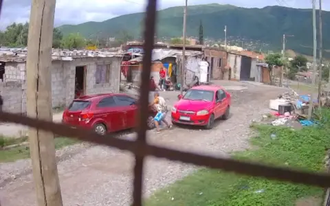 Captura del momento en que es embestida la menor.