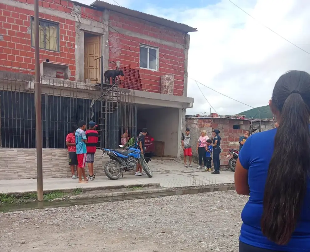 La vivienda de donde salió el joven a bordo de un auto.
