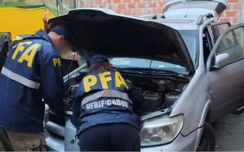 Detienen a un hombre que vendía autos robados y operaba por redes sociales