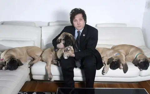 Milei con sus perros