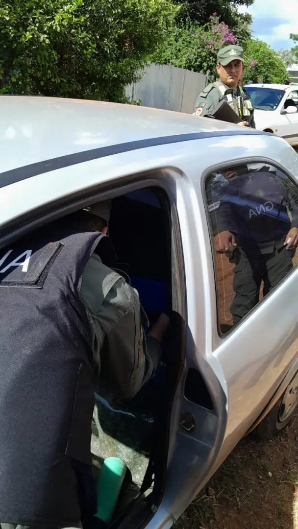 Los gendarmes requisaron el vehículo y encontraron la droga