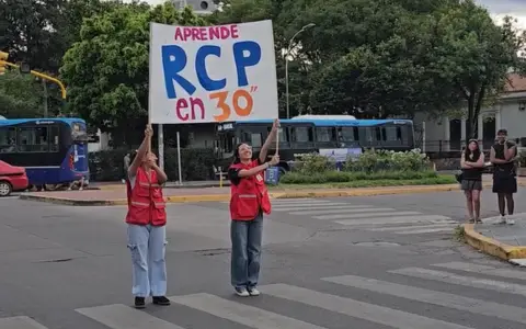 Los voluntarios enseñando RCP en los semáforos