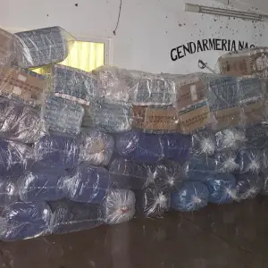 Secuestran 880 kilos de hojas de coca y más de 17 mil paquetes de cigarrillos en Aguas Blancas