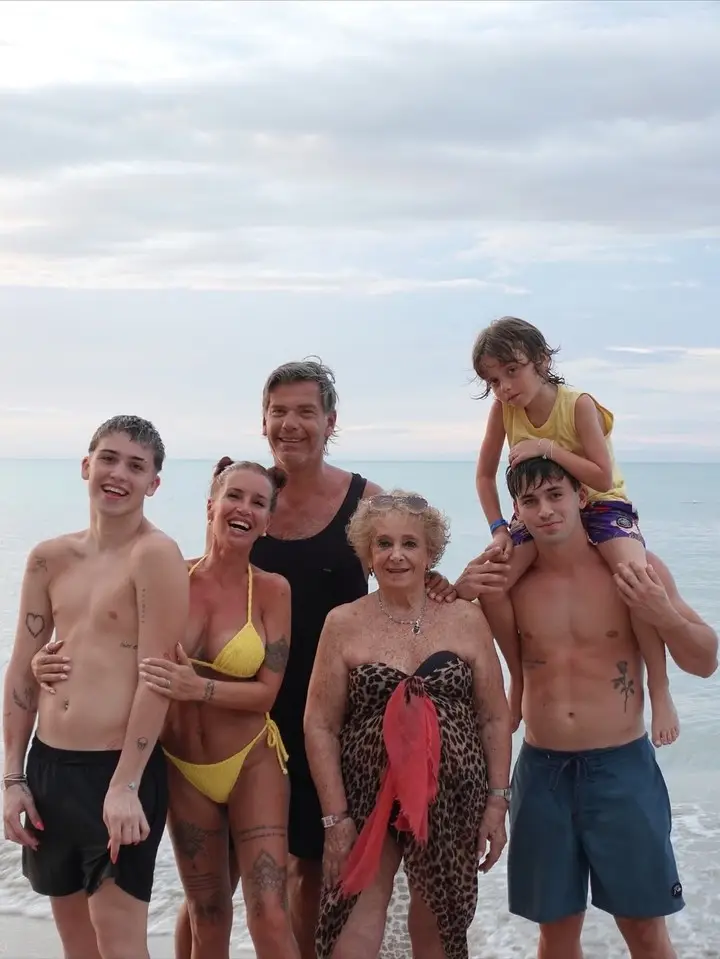Flor peña junto a su familia
