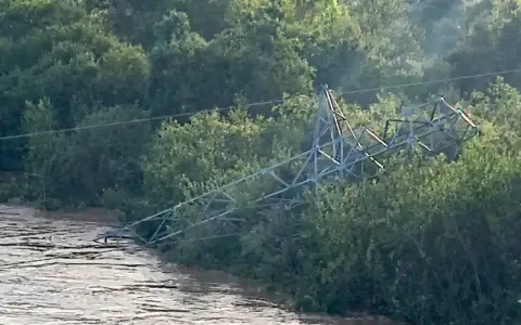 Apagón en el norte por una torre de alta tensión que cayó 24 horas antes.