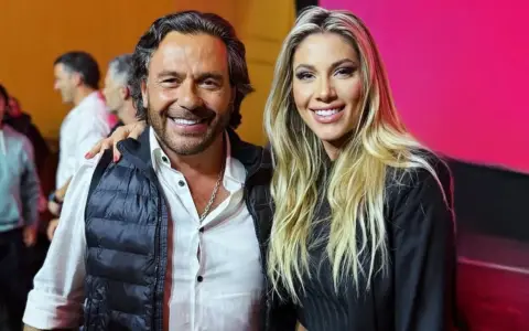 Gustavo Sáenz y su funcionaria Alba Quintar