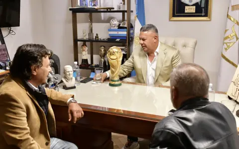 Chiqui Tapia en su oficina