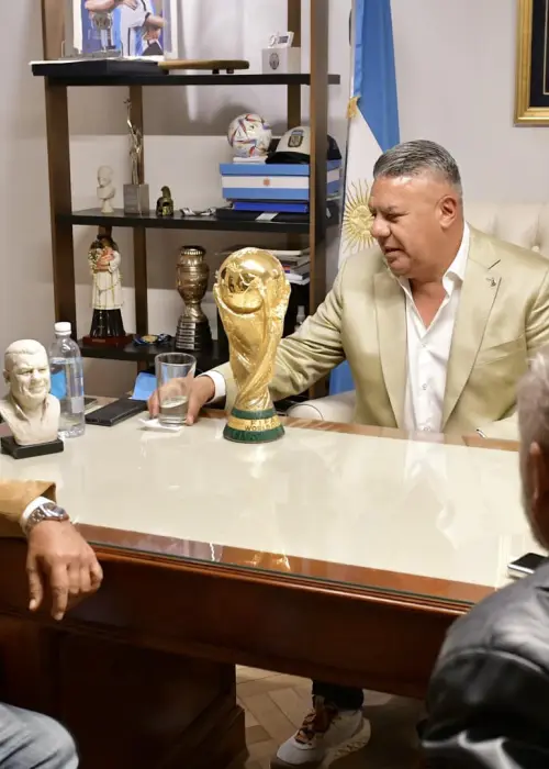 Chiqui Tapia en su oficina