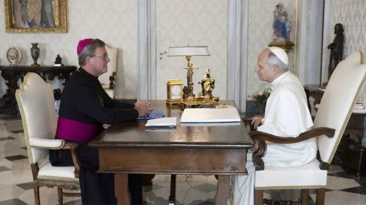 Cuerva con el Papa