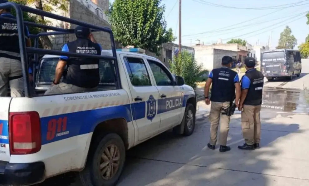 Efectivos policiales en el barrio Santa Cecilia.
