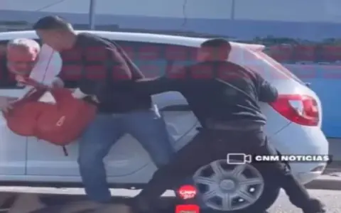 El momento en que le roban la mochila con el dinero a la víctima