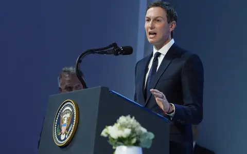 Jared Kushner habla tras la firma de la carta de la Junta de Paz en la reunión anual del Foro Económico Mundial en Davos