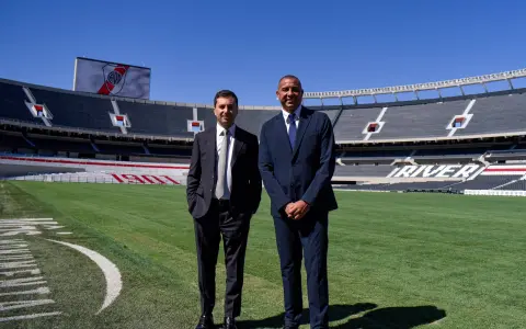 David Trezeguet, en el césped del Monumental, junto al presidente de River Stefano Di Carlo.