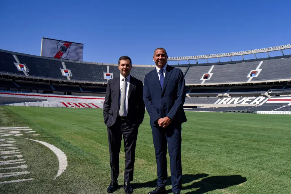 David Trezeguet, en el césped del Monumental, junto al presidente de River Stefano Di Carlo.