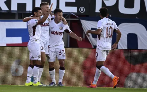 Lanús arrancó el año puntero tras vencer a San Lorenzo en el Nuevo Gasómetro. 