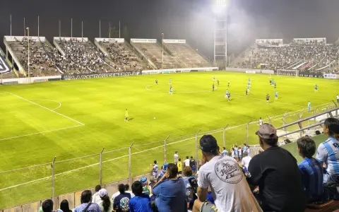 Aceptable cantidad de público en el primer partido del año entre Central Norte y Gimnasia y Tiro en la noche del viernes en el Martearena.