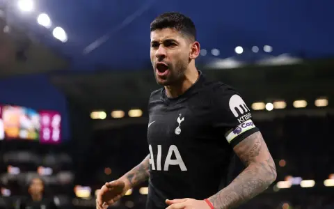 Cristian "Cuti" Romero salvó al Tottenham del papelón tras su palomita salvadora en el último suspiro