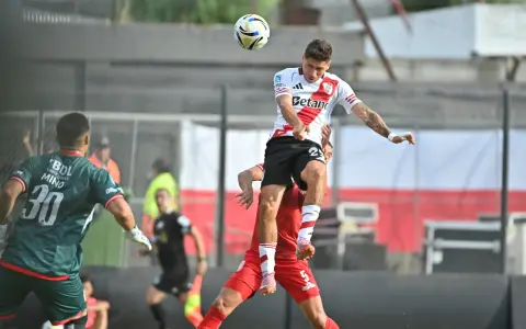 Gonzalo Montiel se eleva más alto que todos para darle el triunfo a River en su debut en el torneo Apertura ante Barracas Central