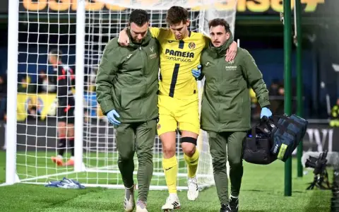 Juan Foyth deja la cancha con gesto de dolor.