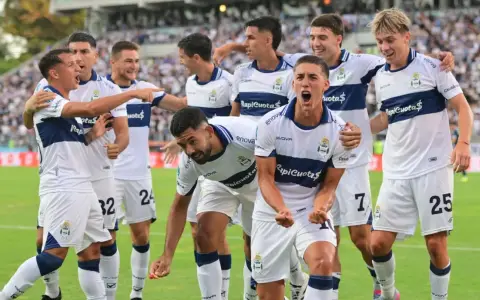 El festejo del gol de Nicolás Barros Schelotto, con el que el lobo abrió el triunfo sobre Racing.