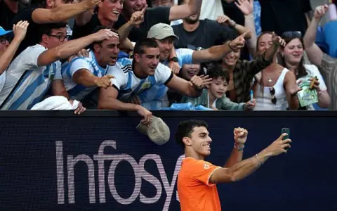 Francisco Cerúndolo se toma una selfie con los argentinos que lo acompañaron en Australia