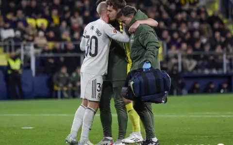 Juan Foyth consolado por su compatriota Franco Mastantuono.