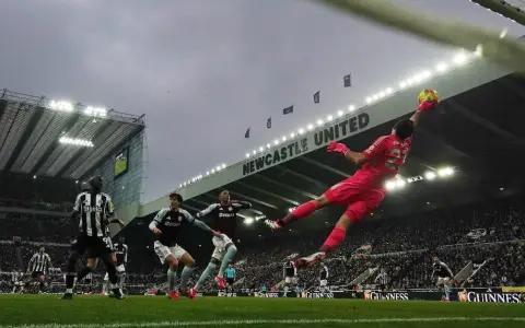 Fenomental atajada del Dibu Martínez ante Newcastle.