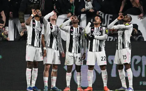 El original festejo de los jugadores de la Juve tras la goleada en Turín al Napoli.