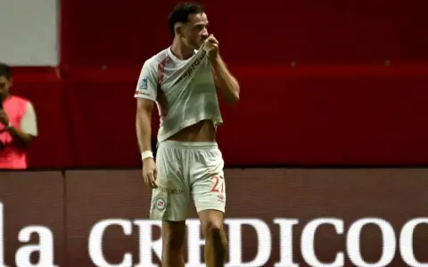 Tomás Molina se besa el escudo de Argentinos Juniors tras su gol.