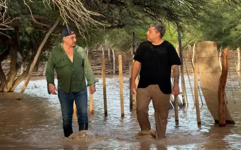 Mario Mimessi con Julio Jalit recorriendo Pichanal
