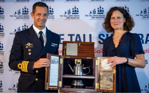 La Fragata Libertad ganó por décima vez la “Boston Teapot Trophy”. 