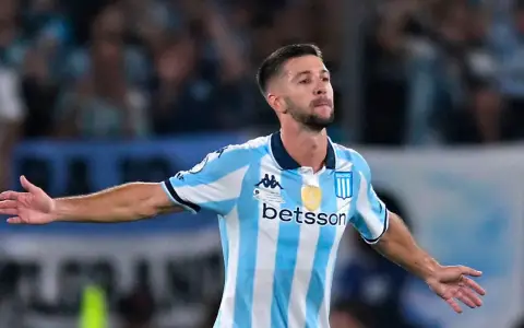 Luciano Vietto cambia de vereda y le tiró un "palo" a su exclub