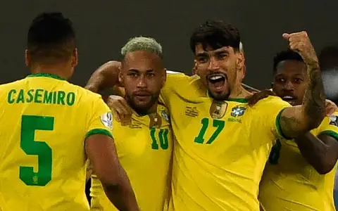 Lucas Paquetá, junto a Neymar y Casimiro. Le daría jerarquía al fútbol sudamericano y a la Copa Libertadores