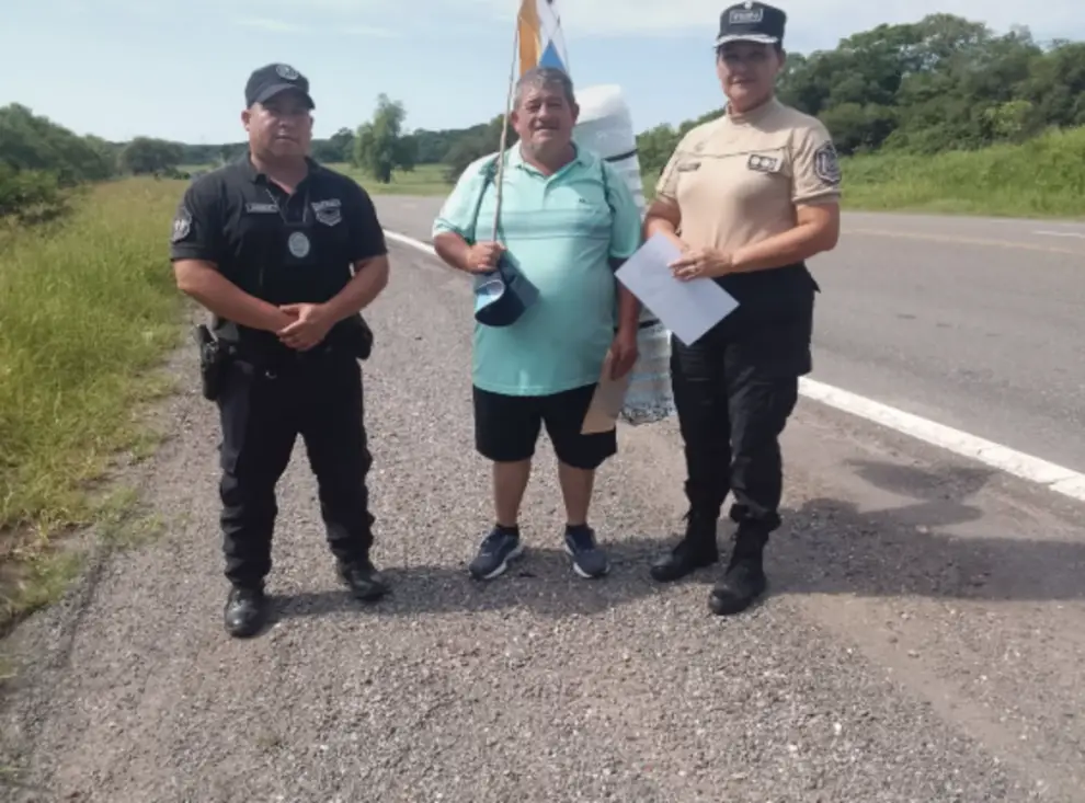 Abel Altamirano junto a efectivos de la Policía de Salta en el inicio de su travesía