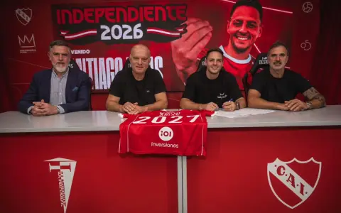 Santiago Arias, junto a Nestor Grindetti y demás dirigentes de Independiente al momento de firmar.