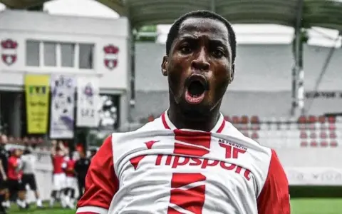 Johnson Nsumoh, el nigeriano que espera destrabar algunos inconvenientes migratorios para poder firmar con Riestra y jugar en el fútbol argentino.