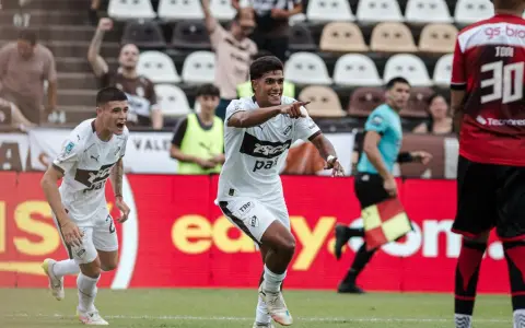 Tomás Nasif, ex-River, sale disparado a festejar el gol del triunfo de Platense ante Instituto.