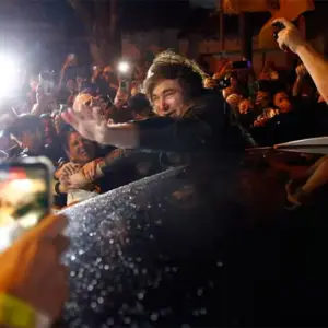 Javier Milei pasó Mar del Plata con el Tour de la Gratitud y prometió “leyes de países razonables”