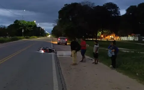 Transeúntes observando a la víctima del siniestro ocurrido en Salvador Mazza, sobre la ruta 34.