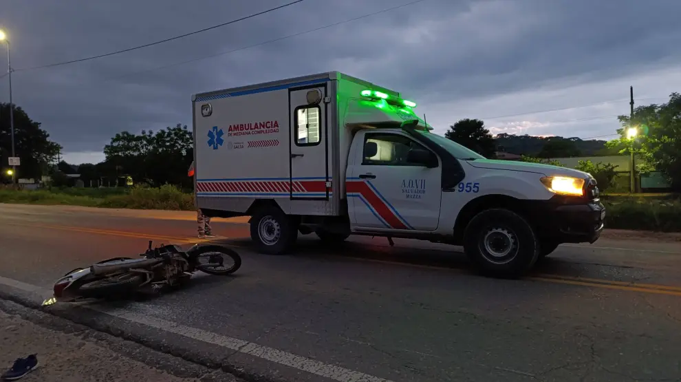 La ambulancia en el lugar del siniestro donde un hombre perdió la vida