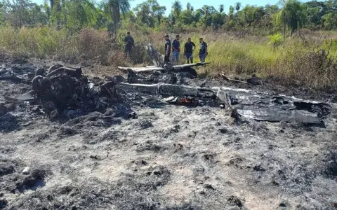Investigadores en el lugar donde se encontró la narco avioneta.
