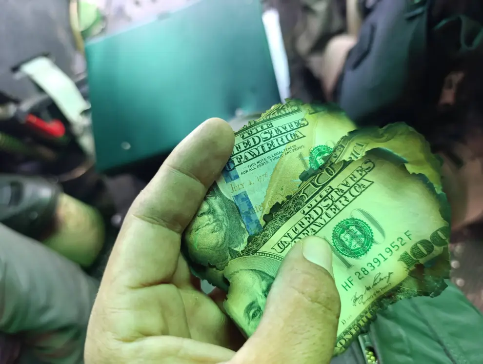 Los billetes de 100 dólares que se encontraron quemados en el lugar