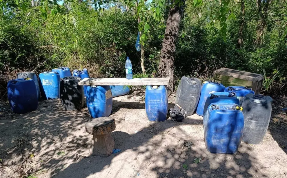 El campamento improvisado y los bidones de gasolina para el avión.