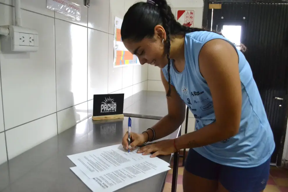 Agustina poniendo el gancho para ser sponsoreada por Pacha
