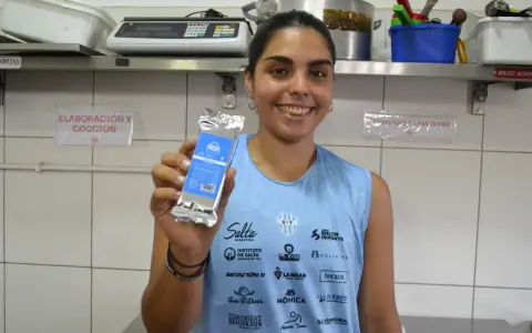 Agustina con la barrita de Pacha