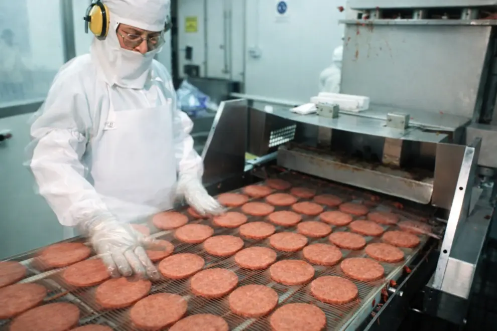El frigorífico que fabrica una clásica hamburguesa suspendió a 450 trabajadores